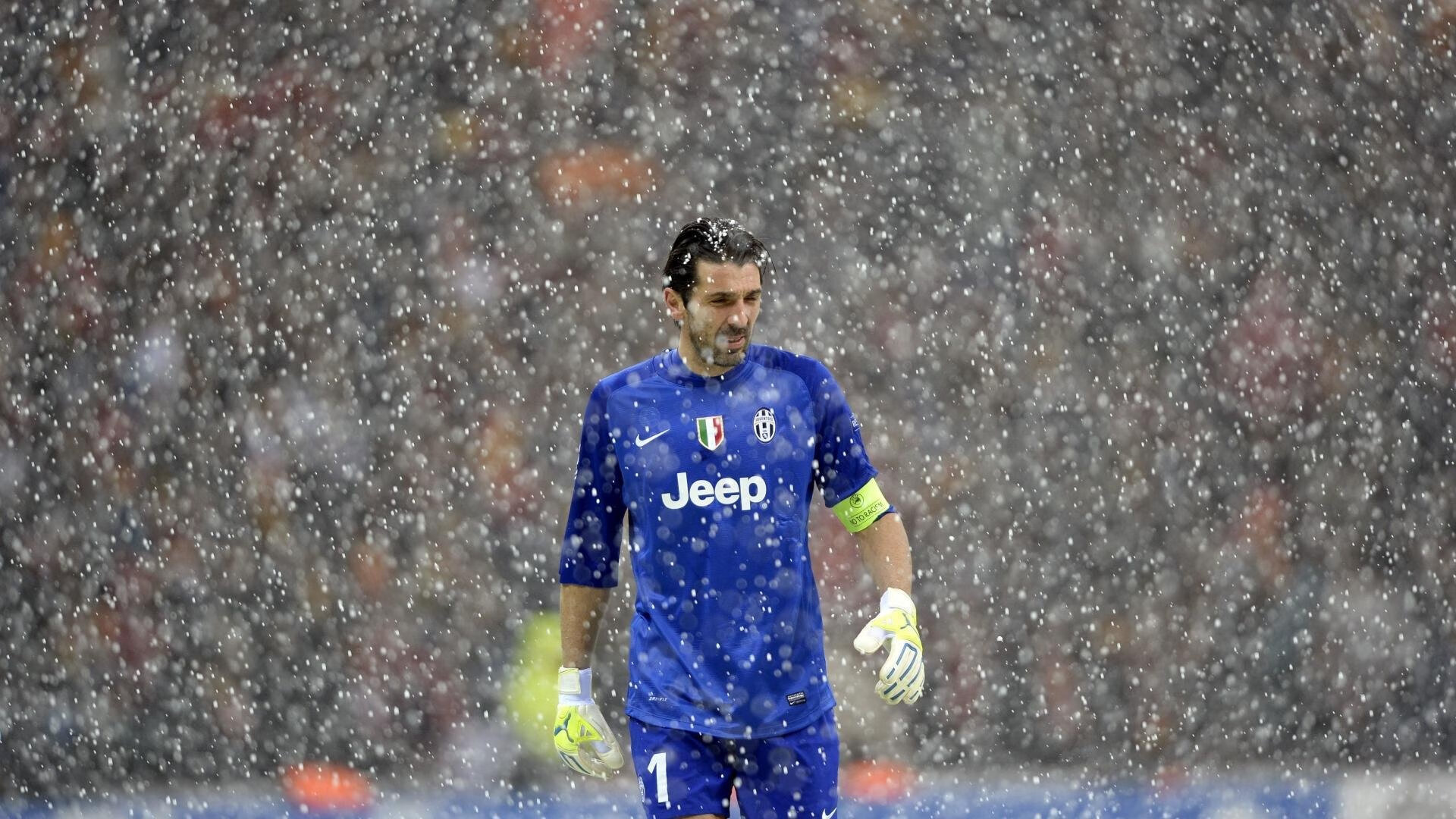 “青少年足球表演赛在全国多地盛大举行，吸引数万球迷”，青少年足球比赛报名